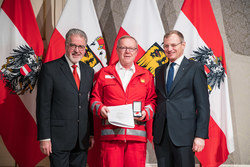Landeshauptmann Mag. Thomas Stelzer verleiht die Oberösterreichische Rettungsdienstmedaille in Silber an Herrn Herbert Barth.