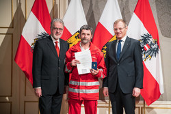 Landeshauptmann Mag. Thomas Stelzer verleiht die Oberösterreichische Rettungs-Dienstmedaille in Silber an Herrn Hauptzugsführer Otto Hangl.