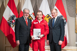 Landeshauptmann Mag. Thomas Stelzer verleiht die Oberösterreichische Rettungsdienstmedaille in Silber an Herrn Hauptzugsführer Markus Humer.