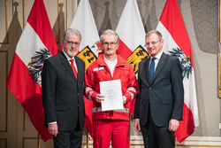 Landeshauptmann Mag. Thomas Stelzer verleiht die Oberösterreichische Rettungsdienstmedaille in Silber an Herrn Haupthelfer Günter Tyszak.