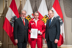 Landeshauptmann Mag. Thomas Stelzer verleiht die Oberösterreichische Rettungsdienstmedaille in Bronze an Herrn Haupthelfer Stefan Bauer. 