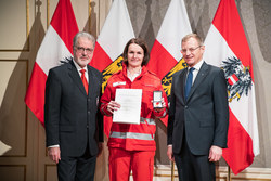 Landeshauptmann Mag. Thomas Stelzer verleiht die Oberösterreichische Rettungsdienstmedaille in Bronze an Frau Haupthelferin Gertraud Brand.