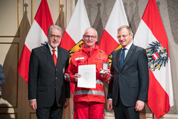 Landeshauptmann Mag. Thomas Stelzer verleiht die Oberösterreichische Rettungsdienstmedaille in Bronze an Herrn Hauptzugsführer Detlef Buchholz.