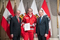 Landeshauptmann Mag. Thomas Stelzer verleiht die Oberösterreichische Rettungsdienstmedaille in Bronze an Herrn Hauptsanitätsmeister Gernot Eibl.