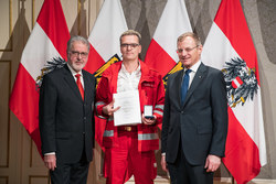 Landeshauptmann Mag. Thomas Stelzer verleiht die Oberösterreichische Rettungsdienstmedaille in Bronze an Herrn Haupthelfer Karl Greindl.