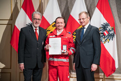 Landeshauptmann Mag. Thomas Stelzer verleiht die Oberösterreichische Rettungsdienstmedaille in Bronze an Herrn Haupthelfer Andreas Gschwandtner.