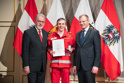 Landeshauptmann Mag. Thomas Stelzer verleiht die Oberösterreichische Rettungsdienstmedaille in Bronze an Herrn Rettungsrat Johann Hatheier.