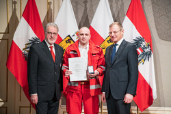 Landeshauptmann Mag. Thomas Stelzer verleiht die Oberösterreichische Rettungsdienstmedaille in Bronze an Herrn Hauptzugsführer Rupert Heigl.