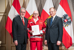 Landeshauptmann Mag. Thomas Stelzer verleiht die Oberösterreichische Rettungsdienstmedaille in Bronze an Herrn Oberrettungsrat Jochen Kaser.