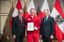 Landeshauptmann Mag. Thomas Stelzer verleiht die Oberösterreichische Rettungsdienstmedaille in Bronze an Herrn Rettungsrat DI Georg Kubesch.