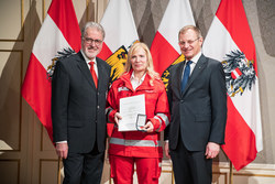 Landeshauptmann Mag. Thomas Stelzer verleiht die Oberösterreichische Rettungsdienstmedaille in Bronze an Frau Hauptsanitätsmeisterin Ilse Meisinger 