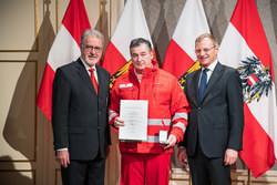 Landeshauptmann Mag. Thomas Stelzer verleiht die Oberösterreichische Rettungsdienstmedaille in Bronze an Herrn Haupthelfer Hans-Peter Platzer.