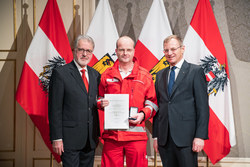 Landeshauptmann Mag. Thomas Stelzer verleiht die Oberösterreichische Rettungsdienstmedaille in Bronze an Herrn Hauptsanitätsmeister Andreas Raffetseder.