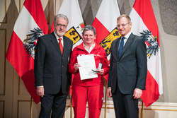 Landeshauptmann Mag. Thomas Stelzer verleiht die Oberösterreichische Rettungsdienstmedaille in Bronze an Frau Hauptzugsführerin Manuela Sams.