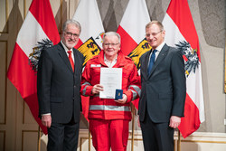 Landeshauptmann Mag. Thomas Stelzer verleiht die Oberösterreichische Rettungsdienstmedaille in Bronze an Herrn Kolonnenkommandant Konsulent Helmut Schatzl.