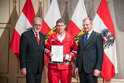 Landeshauptmann Mag. Thomas Stelzer verleiht die Oberösterreichische Rettungsdienstmedaille in Bronze an Herrn Haupthelfer Stefan Schinnerl.