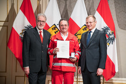 Landeshauptmann Mag. Thomas Stelzer verleiht die Oberösterreichische Rettungsdienstmedaille in Bronze an Herrn Haupthelfer Karl Schmalzer.