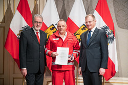 Landeshauptmann Mag. Thomas Stelzer verleiht die Oberösterreichische Rettungsdienstmedaille in Bronze an Herrn Hauptsanitätsmeister Alfred Sostar.