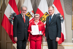 Landeshauptmann Mag. Thomas Stelzer verleiht die Oberösterreichische Rettungsdienstmedaille in Bronze an Frau Kolonnenkommandantin Karin Stütz.