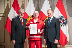 Landeshauptmann Mag. Thomas Stelzer verleiht die Oberösterreichische Rettungsdienstmedaille in Bronze an Herrn Obersanitätsmeister Markus Winterleitner.