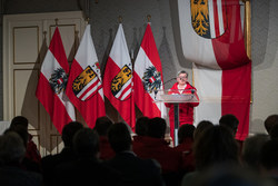 Landeshauptmann Mag. Thomas Stelzer verleiht Rettungsdienstmedaillen an verdiente Mitarbeiter des Oberösterreichischen Roten Kreuzes.