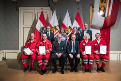 Landeshauptmann Mag. Thomas Stelzer verleiht Rettungsdienstmedaillen an verdiente Mitarbeiter des Oberösterreichischen Roten Kreuzes.