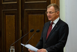 Landeshauptmann Mag. Thomas Stelzer überreicht Bundesauszeichnungen an ehemalige Landesbedienstete