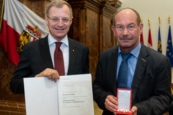 Landeshauptmann Mag. Thomas Stelzer überreicht Bundesauszeichnungen an ehemalige Landesbedienstete