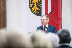 Landeshauptmann Mag. Thomas Stelzer überreicht Ehrenzeichen des Landes Oberösterreich an verdiente Persönlichkeiten. 