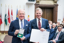 Landeshauptmann Mag. Thomas Stelzer überreicht das goldene Ehrenzeichen des Landes Oberösterreich an Generaldirektor a.D. DI Helmut Wieser.