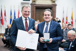 Landeshauptmann Mag. Thomas Stelzer überreicht das silberne Ehrenzeichen des Landes Oberösterreich an Kommerzialrat Josef Resch.