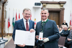 Landeshauptmann Mag. Thomas Stelzer überreicht das goldene Verdienstzeichen des Landes Oberösterreich an Robert Oberfrank.