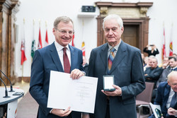 Landeshauptmann Mag. Thomas Stelzer überreicht das goldene Verdienstzeichen des Landes Oberösterreich an Dr. Kurt Pieslinger.