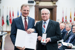 Landeshauptmann Mag. Thomas Stelzer überreicht das goldene Verdienstzeichen des Landes Oberösterreich an Gemeinderat Walter Steiner.