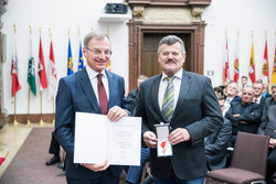 Landeshauptmann Mag. Thomas Stelzer überreicht das goldene Verdienstzeichen des Landes Oberösterreich an Gemeinderat Friedrich Zecher.