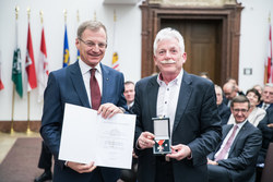 Landeshauptmann Mag. Thomas Stelzer überreicht das silberne Verdienstzeichen des Landes Oberösterreich an Gemeinderat Josef Dolzer.