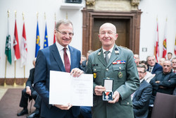 Landeshauptmann Mag. Thomas Stelzer überreicht das silberne Verdienstzeichen des Landes Oberösterreich an Vizeleutnant i.R. Christian Raidl.