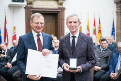 Landeshauptmann Mag. Thomas Stelzer überreicht das silberne Verdienstzeichen des Landes Oberösterreich an Prof. Dr. Otmar Wiesmeyr.