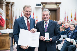 Landeshauptmann Mag. Thomas Stelzer überreicht das silberne Verdienstzeichen des Landes Oberösterreich an Direktor Friedrich Kugler.