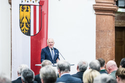 Landeshauptmann Mag. Thomas Stelzer überreicht Ehrenzeichen des Landes Oberösterreich an verdiente Persönlichkeiten. 