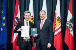 Landeshauptmann Mag. Thomas Stelzer gratuliert Lehrlingen zur Ausgezeichneten Lehrabschlussprüfung im Steinernen Saal des Linzer Landhaus.