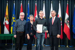 Landeshauptmann Mag. Thomas Stelzer gratuliert Lehrlingen zur Ausgezeichneten Lehrabschlussprüfung im Steinernen Saal des Linzer Landhaus.