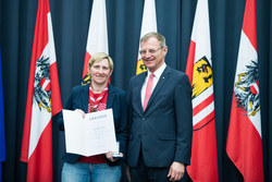 Landeshauptmann Mag. Thomas Stelzer verleiht das Ehrenzeichen für Verdienste um die OÖ Jugend an Frau Mag.a Bettina Jaksch.