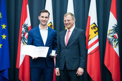 Landeshauptmann Mag. Thomas Stelzer verleiht das Ehrenzeichen für Verdienste um die OÖ Jugend an Herrn Walter Lazelsberger.