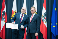 Landeshauptmann Mag. Thomas Stelzer verleiht das Ehrenzeichen für Verdienste um die OÖ Jugend an Herrn GR Ernst Lengauer.