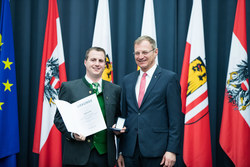 Landeshauptmann Mag. Thomas Stelzer verleiht das Ehrenzeichen für Verdienste um die OÖ Jugend an Herrn Stefan Lorenz.