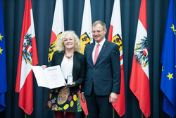 Landeshauptmann Mag. Thomas Stelzer verleiht das Ehrenzeichen für Verdienste um die OÖ Jugend an Frau Waltraud Menghin.