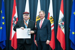 Landeshauptmann Mag. Thomas Stelzer verleiht das Ehrenzeichen für Verdienste um die OÖ Jugend an Herrn Klaus Mitterhofer.