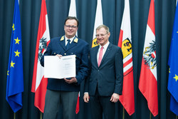 Landeshauptmann Mag. Thomas Stelzer verleiht das Ehrenzeichen für Verdienste um die OÖ Jugend an Herrn Peter Puntigam.
