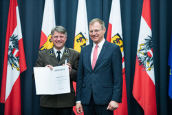 Landeshauptmann Mag. Thomas Stelzer verleiht das Ehrenzeichen für Verdienste um die OÖ Jugend an Herrn HAW Andreas Schindlauer.
